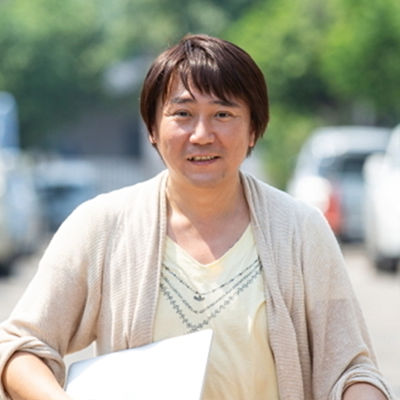 Macを持つHIROSHI Design代表 YOSHIO TSUCHIYA